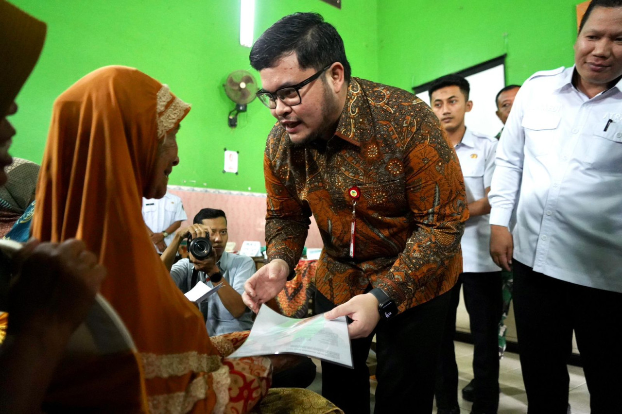 Foto: Bupati Kediri Mas Dhito saat menyerahkan sertifikat PTSL kepada warga. (Prokopim/jatimnow.com)