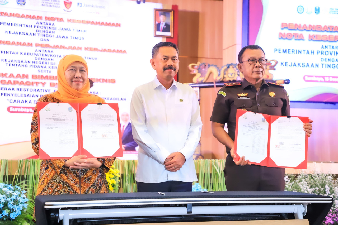 Gubernur Jatim (kiri) dan Kajati (kanan) usai teken MoU (foto: Adpim Pemprov Jatim for jatimnow.com)