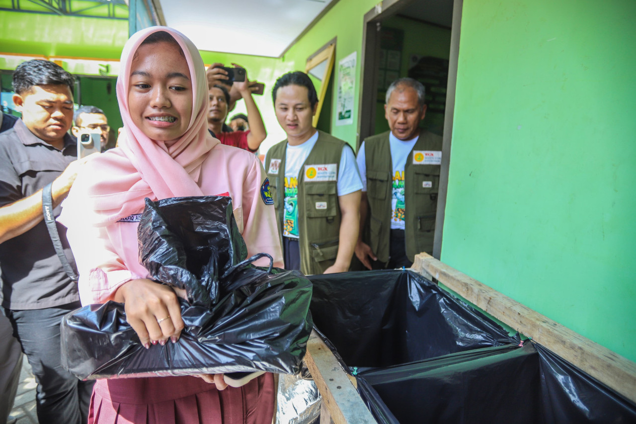 Foto: Bupati Trenggalek Mochamad Nur Arifin saat melaunching program sangu sampah. (Prokopim Trenggalek/jatimnow.com)