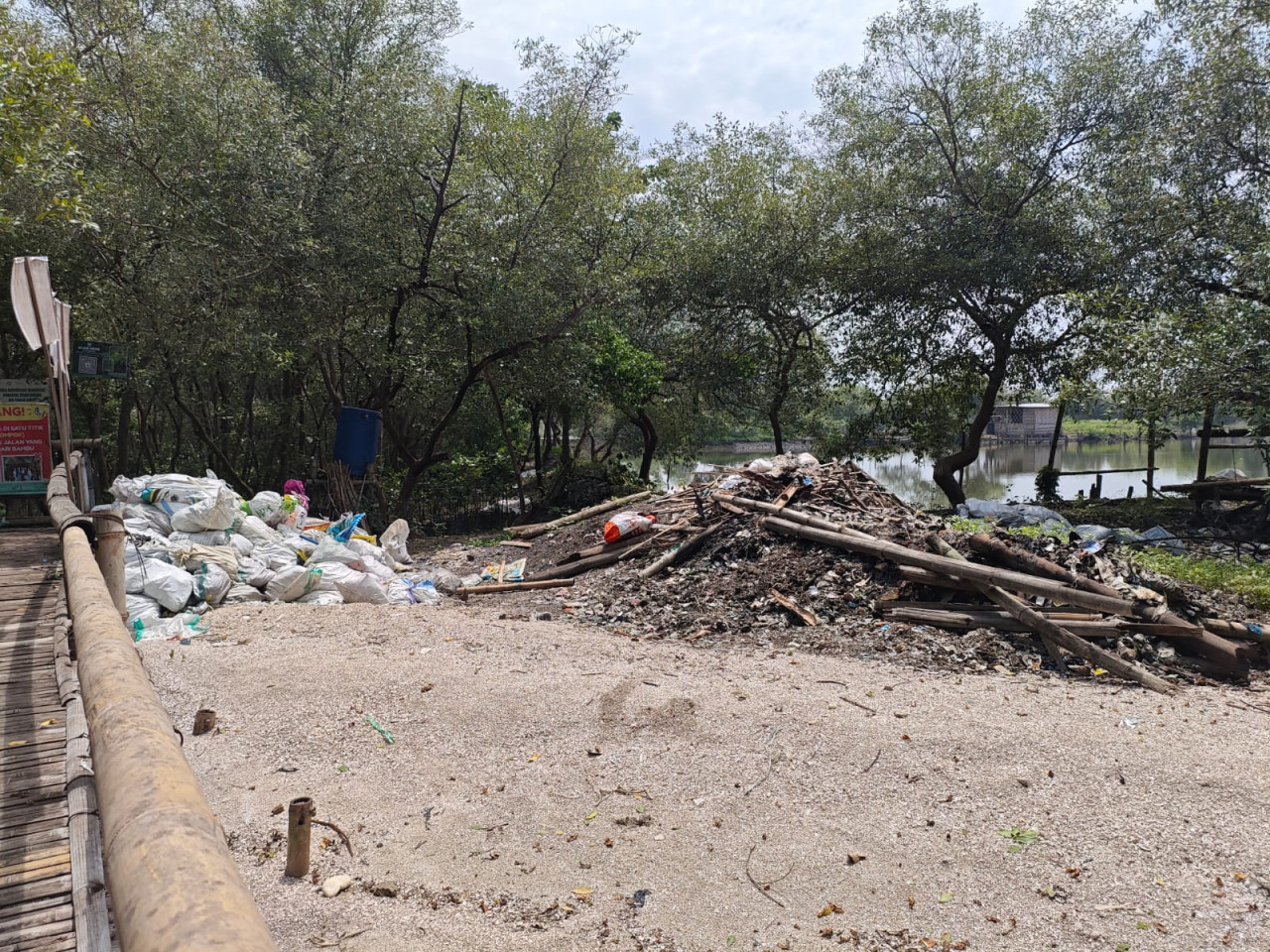 Tumpukkan sampah dindekat jogging trek