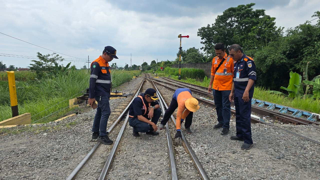 Foto: Pemeriksaan jalur rel kereta api oleh KAI Daop 7 Madiun. (Daop 7 Madiun/jatimnow.com)