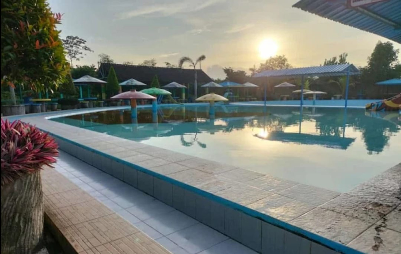 Foto : Kolam renang Jati Park Jenggawah Jember (Sugianto/jatimnow.com)
