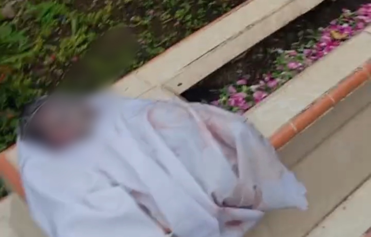 Foto: Kondisi bayi diatas pemakaman (Sugianto/jatimnow.com)