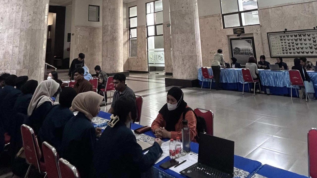 Mahasiswa asal tiga provinsi di Sumatera didata di Posko Crisis Center Universitas Brawijaya. (Foto: Aris/jatimnow.com)