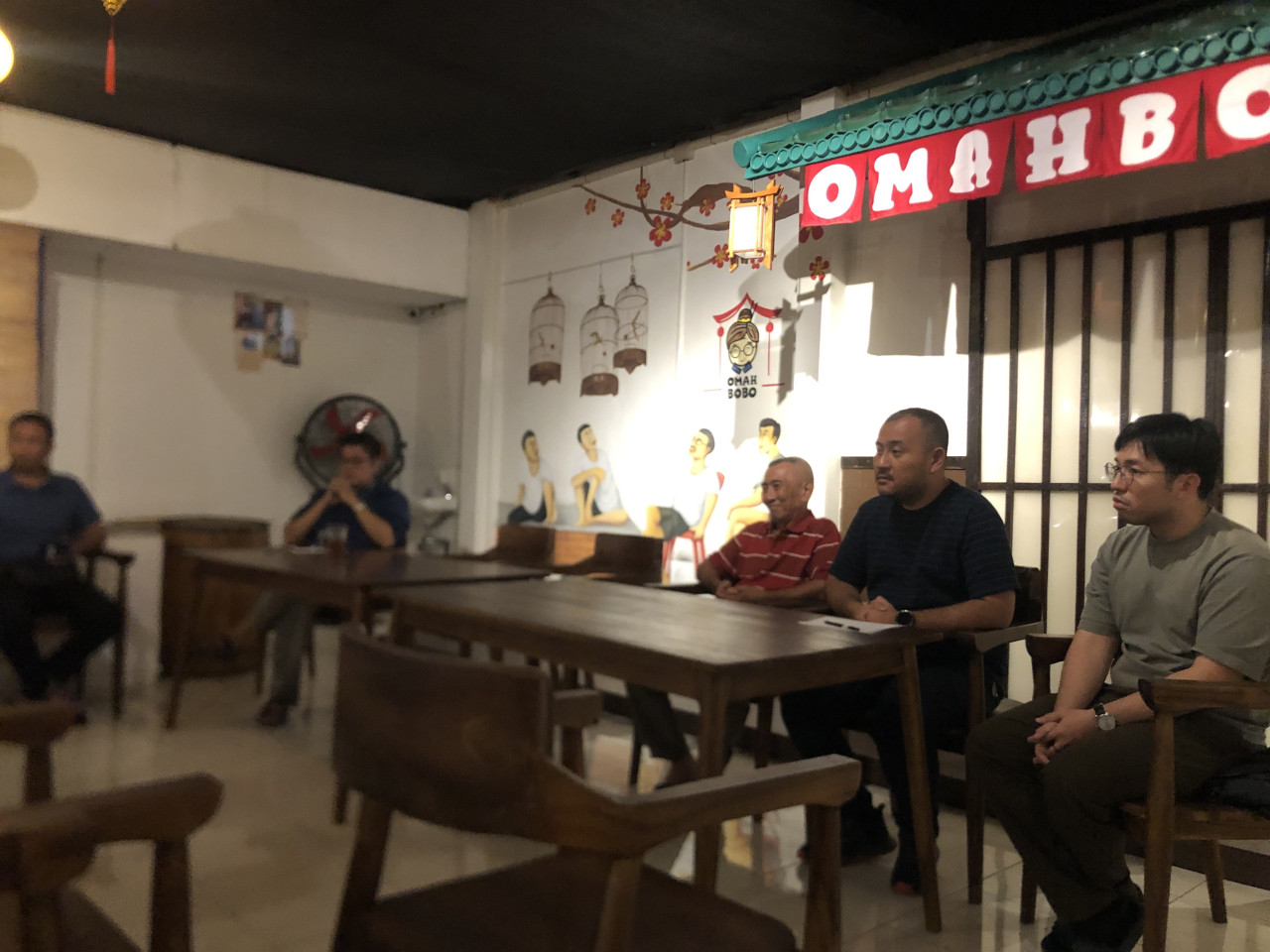 Rapat warga di Balai RT (foto: Fatkhur Rizki/jatimnow.com)