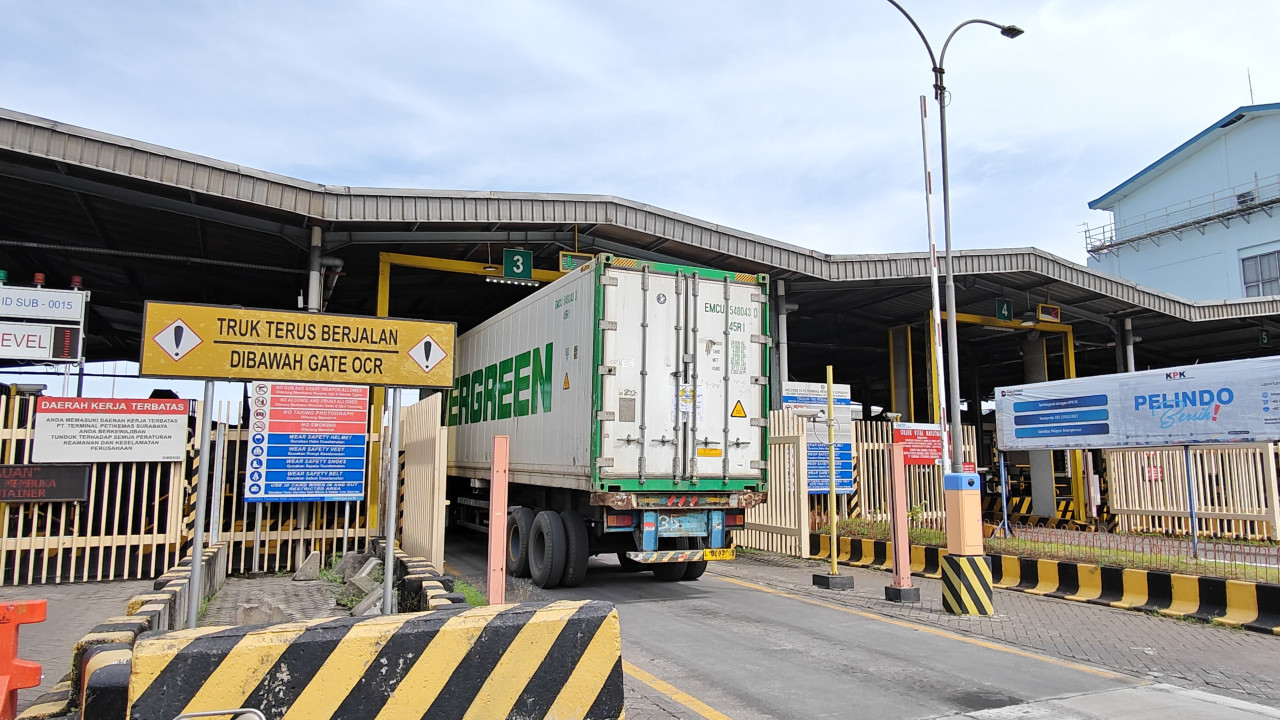 Foto: Aktivitas di terminal peti kemas. (Terminal peti kemas Surabaya/jatimnow.com)
