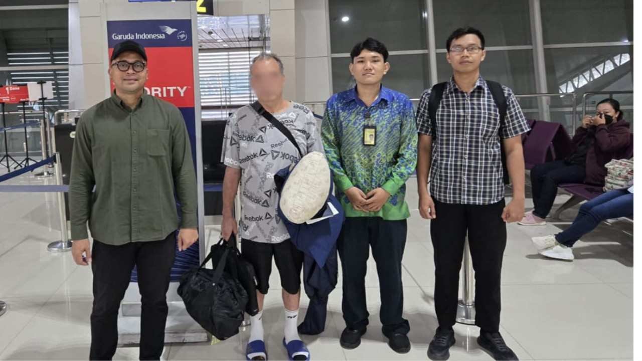 Foto: WNA asal Amerika Serikat saat dideportasi oleh Kantor Imigrasi Blitar. (Imigrasi Blitar/jatimnow.com)