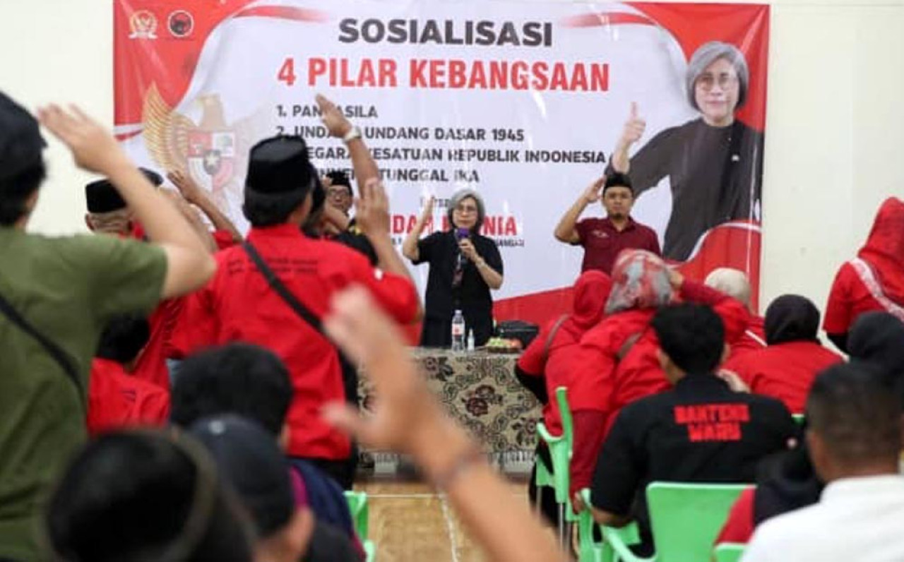 Anggota DPR RI dari Fraksi PDI Perjuangan, Indah Kurnia, ketika Sosialisasi 4 Pilar Kebangsaan di Rumah Aspirasi di Waru, Sidoarjo. (Foto: Rumah Aspirasi/jatimnow.com)
