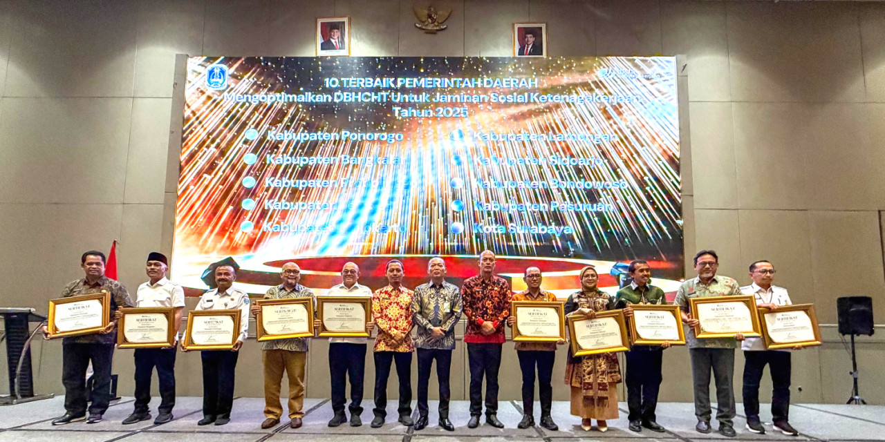 BPJS Ketenagakerjaan memberikan penghargaan kepada sejumlah Pemerintah Daerah yang dinilai optimal dalam memanfaatkan DBH CHT untuk perlindungan Jamsostek. (Foto/jatimnow.com)