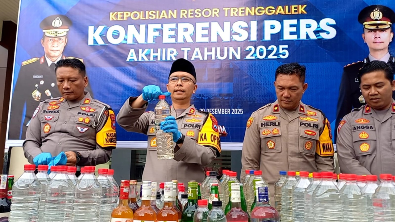 Foto: Kapolres Trenggalek, AKBP Ridwan Maliki saat rilis ungkap kasus 2025. (Bramanta/jatimnow.com)