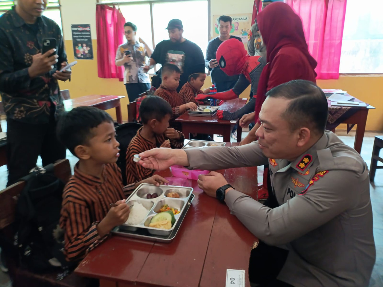 Foto: Kapolres Tulungagung AKBP M Taat Resdi saat meninjau distribusi MBG. (Bramanta/jatimnow.com)