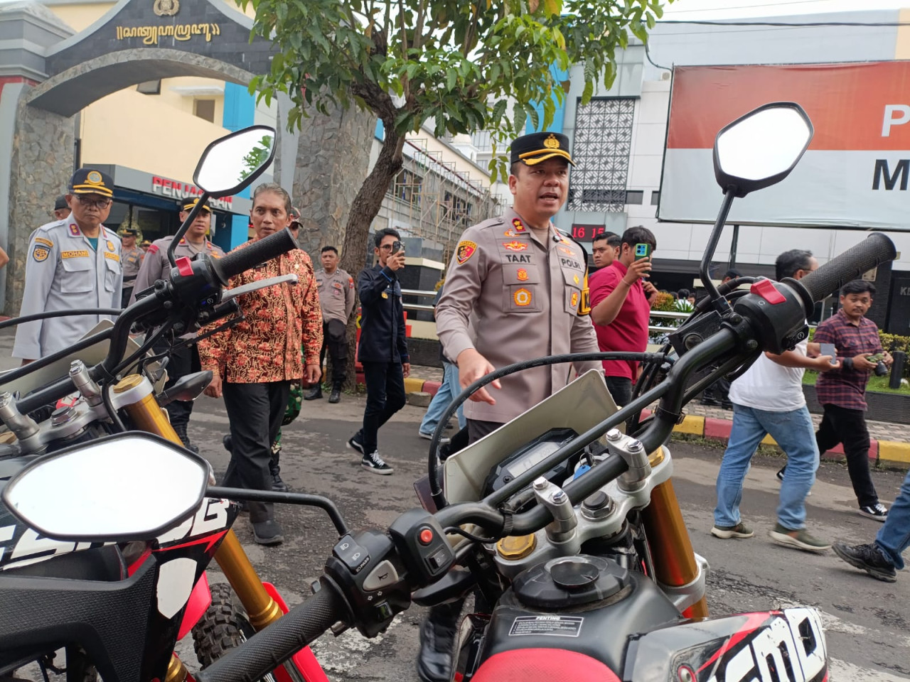 Foto: Kapolres Tulungagung, AKBP M Taat Resdi saat meninjau kesiapan pelaksanaan Operasi Lilin Semeru 2025. (Bramanta/jatimnow.com)
