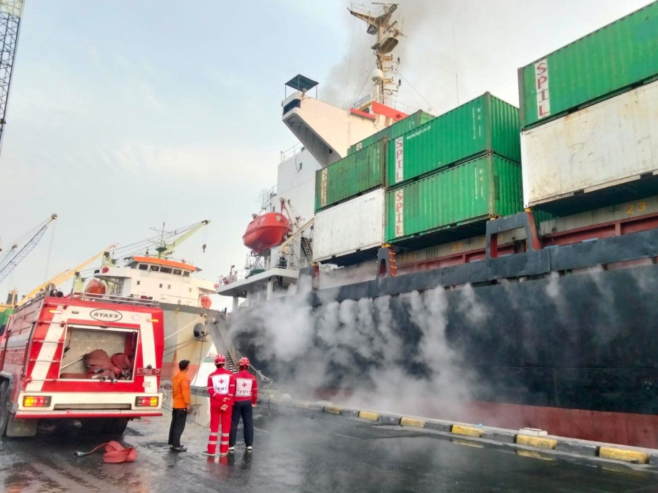 Kapal kontainer Verizon Surabaya terbakar saat sedang bersandar di kawasan Pelabuhan Tanjung Perak. (Foto: DPKP Surabaya/jatimnow.com)