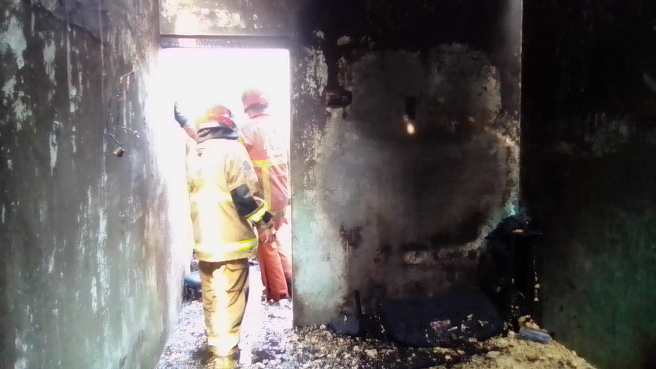 Penanganan kebakaran rumah 2 lantai oleh DPKP Kota Surabaya. (Foto: DPKP Kota Surabaya/jatimnow.com)