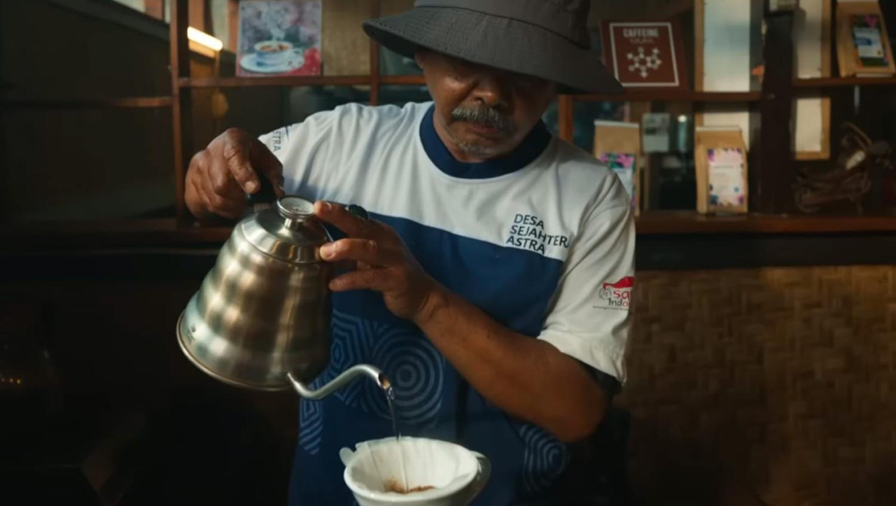 Kegiatan pelatihan teknik penyeduhan kopi yang baik membantu petani Desa Sejahtera Astra Cikajang memahami standar kualitas dan cita rasa kopi arabika yang siap dipasarkan. (Foto: Astra/jatimnow.com)