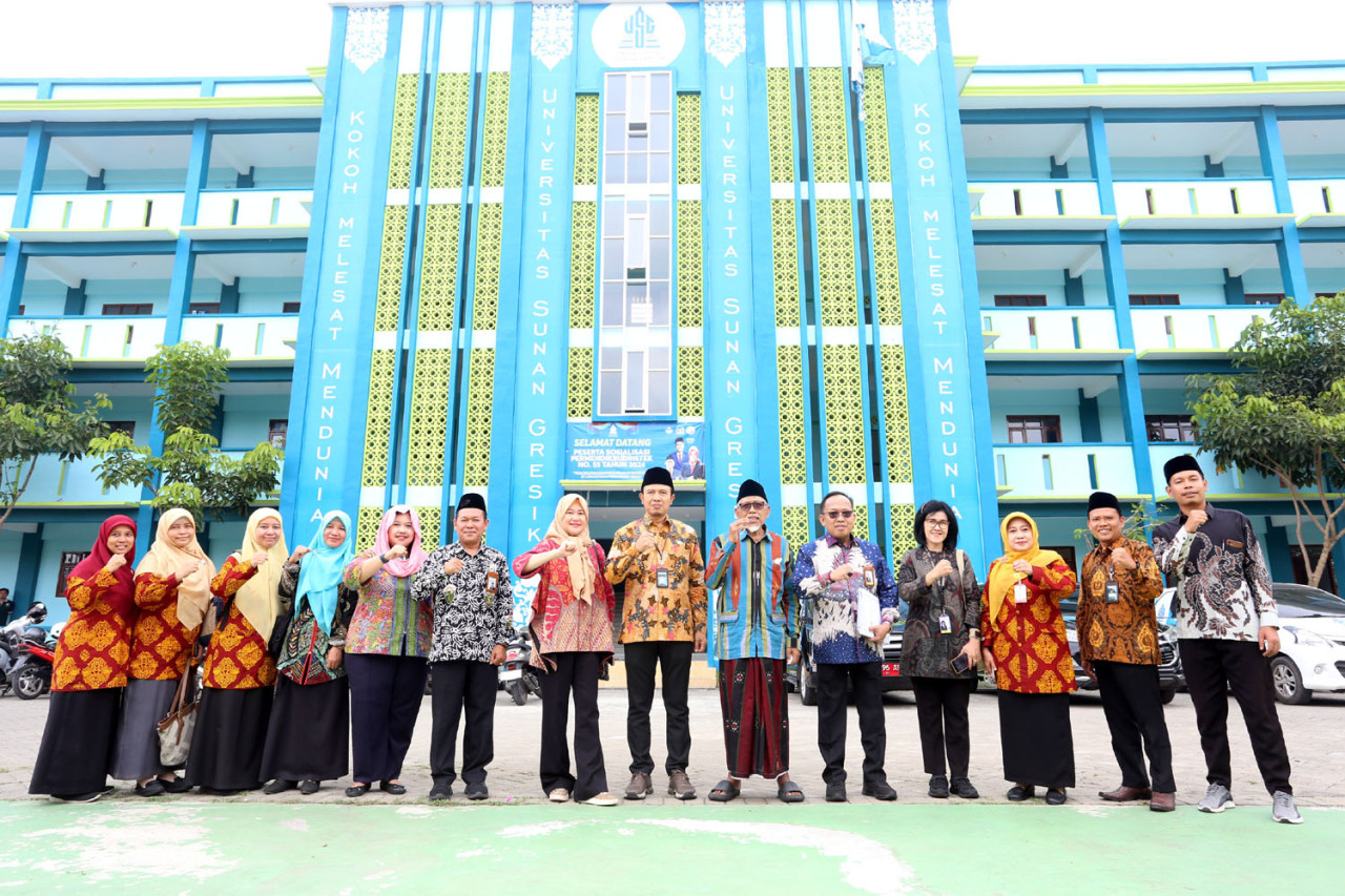 Jajaran Kantor Staf Presiden bersama pengelola Pondok Pesantren Modern Sunanul Muhtadin berfoto bersama di kompleks pesantren, Gresik, Jawa Timur, Kamis (18/12/2025). Kunjungan ini dilakukan dalam rangka peninjauan pelaksanaan Program Cek Kesehatan Gratis (CKG) bagi santri sebagai bagian dari upaya pemerataan layanan kesehatan dan pencegahan penyakit menular di lingkungan pesantren.(Foto: Ali Masduki/jatimnow.com)