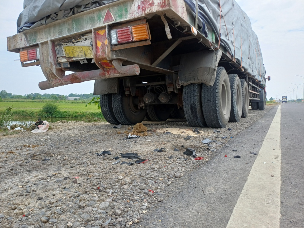 Foto: TKP kecelakaan wanita muda di JLU Lamongan. (Adyad Ammy Iffansah/jatimnow.com)