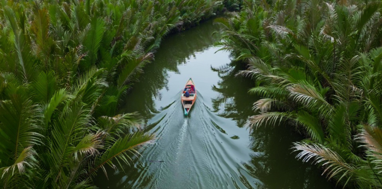 Layanan kesehatan keliling yang menggunakan perahu jolloro di Kampung Berseri Astra Rammang-Rammang untuk menjangkau kesehatan warga di wilayah perairan. (Foto: Astra/jatimnow.com)