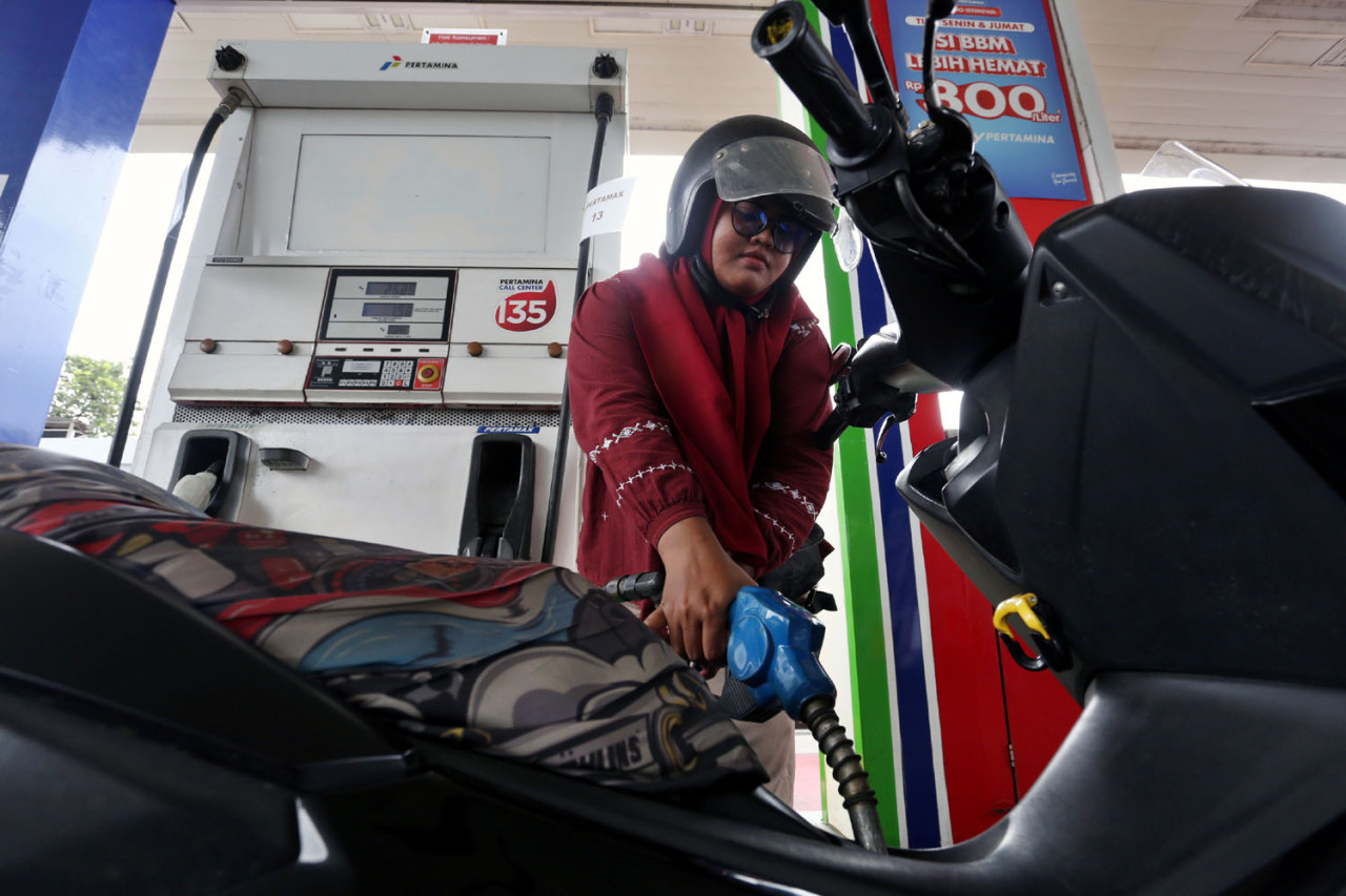 Seorang pengendara sepeda motor mengisi bahan bakar secara mandiri di jalur self-service SPBU COCO Jemursari, Surabaya, Rabu (24/12/2025). Dengan memanfaatkan sistem barcode pembayaran, konsumen mengoperasikan nozzle sendiri sesuai nominal yang telah ditentukan. Layanan ini menghadirkan pengalaman pengisian BBM yang lebih cepat dan efisien sebagai bagian dari transformasi layanan SPBU berbasis digital.(Foto: Ali Masduki/jatimnow.com)