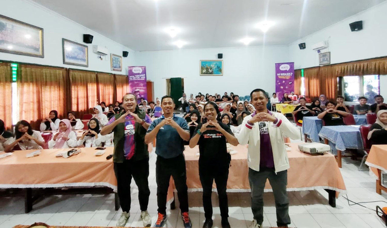AXIS mengadakan pelatihan Artificial Intelligence di SMAN 12 Surabaya untuk meningkatkan literasi digital siswa. (Foto/jatimnow.com)