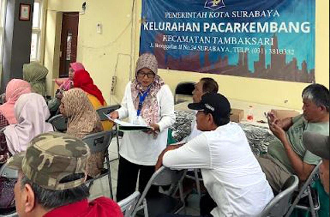 BPJS Ketenagakerjaan Surabaya Karimunjawa memberikan literasi perlindungan jaminan sosial di Kelurahan Pacarkembang, Kecamatan Tambaksari, Surabaya, Jumat (19/12/2025). (Foto/jatimnow.com)