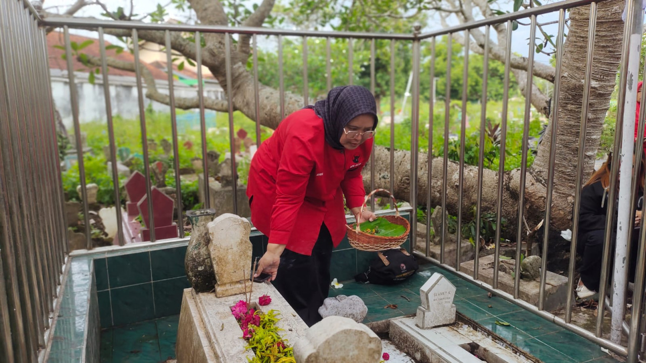Peringati Hari Ibu, Kader PDIP Tulungagung Ziarahi Makam Sarinah