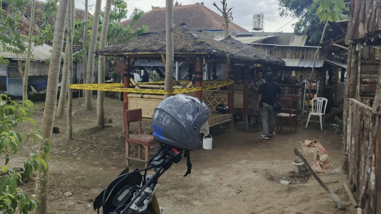 Polisi memasang police line di Warung Gasebo Kayu. (Foto: Atta for jatimnow.com)
