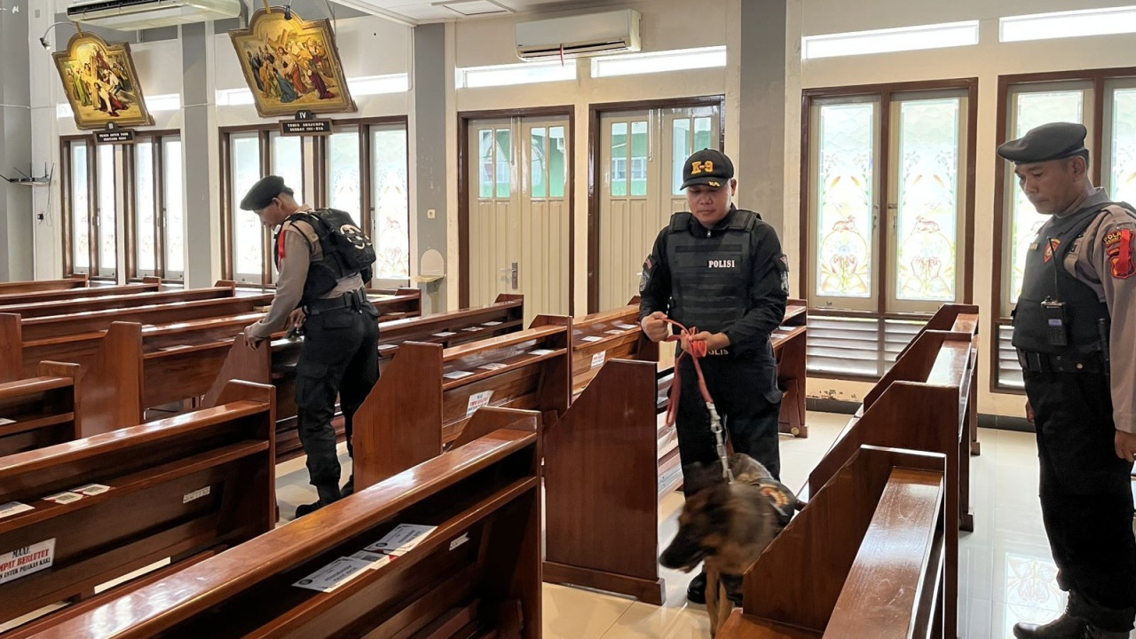 Sterilisasi gereja di Kota Kediri jelang Misa Natal. (Foto: Polres Kediri Kota/jatimnow.com)