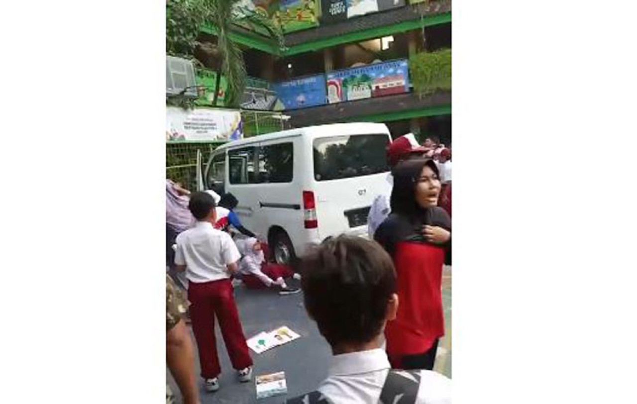 Tangkapan layar video mobil MBG tabrak siswa SD di Kalibaru. (Foto: WAG/jatimnow.com)