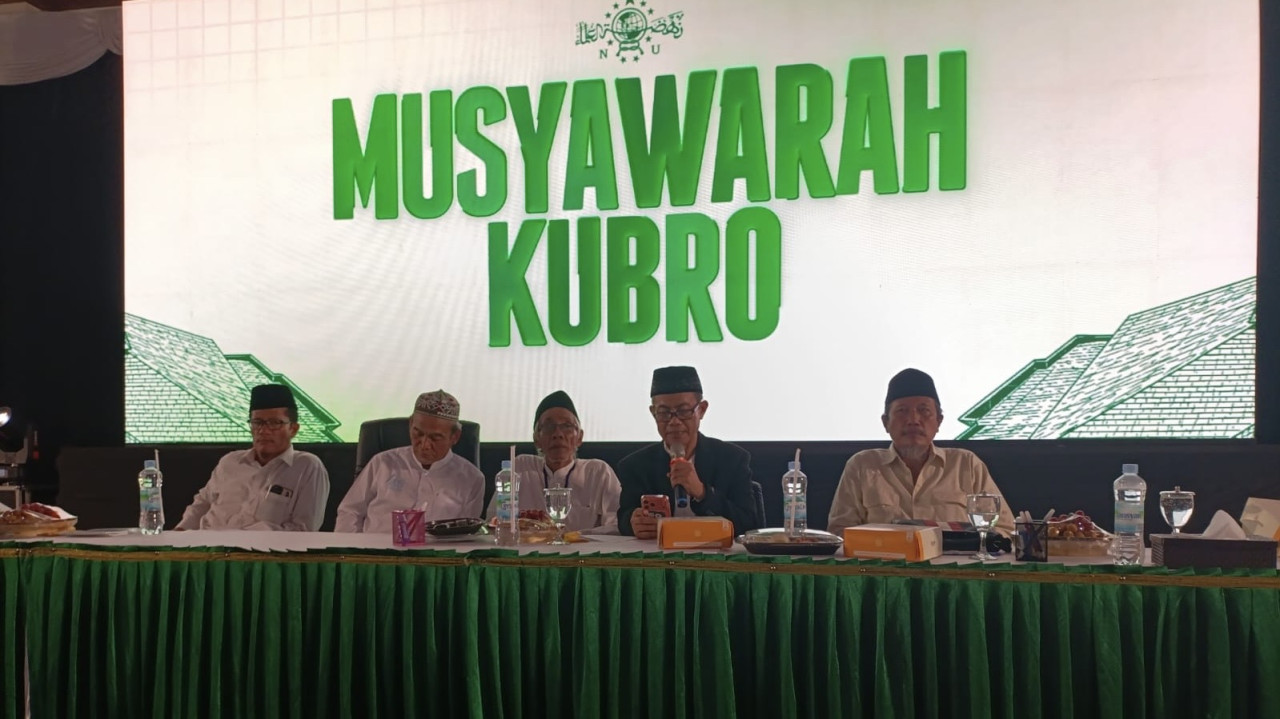 Jubir Musyawarah Kubro, KH Oing Abdul Muid saat menyampaikan hasil musyawarah. (Foto: Bramanta Pamungkas/jatimnow.com)