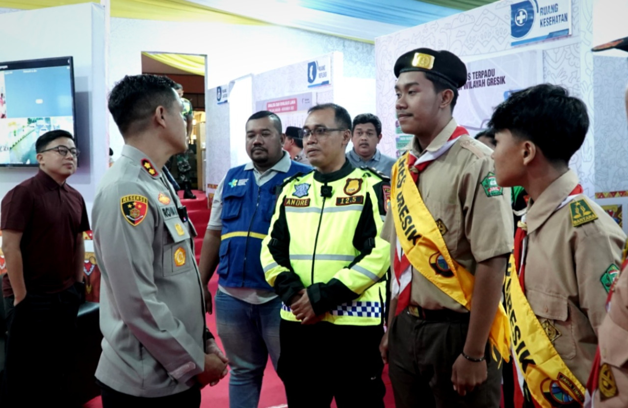 Kapolres Gresik AKBP Rovan Richard Mahenu, saat meninjau Pos Pelayanan di kawasan Gress Mall. (Foto: Humas Polres Gresik)