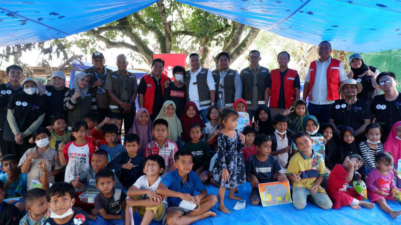 Nurani Astra bersama masyarakat di salah satu posko bencana di wilayah Sumatra, sebagai bagian dari upaya penyaluran bantuan kemanusiaan dan pendampingan masyarakat terdampak dalam memenuhi kebutuhan dasar serta melalui masa pemulihan secara bertahap. (Foto: Astra for JatimNow.com)