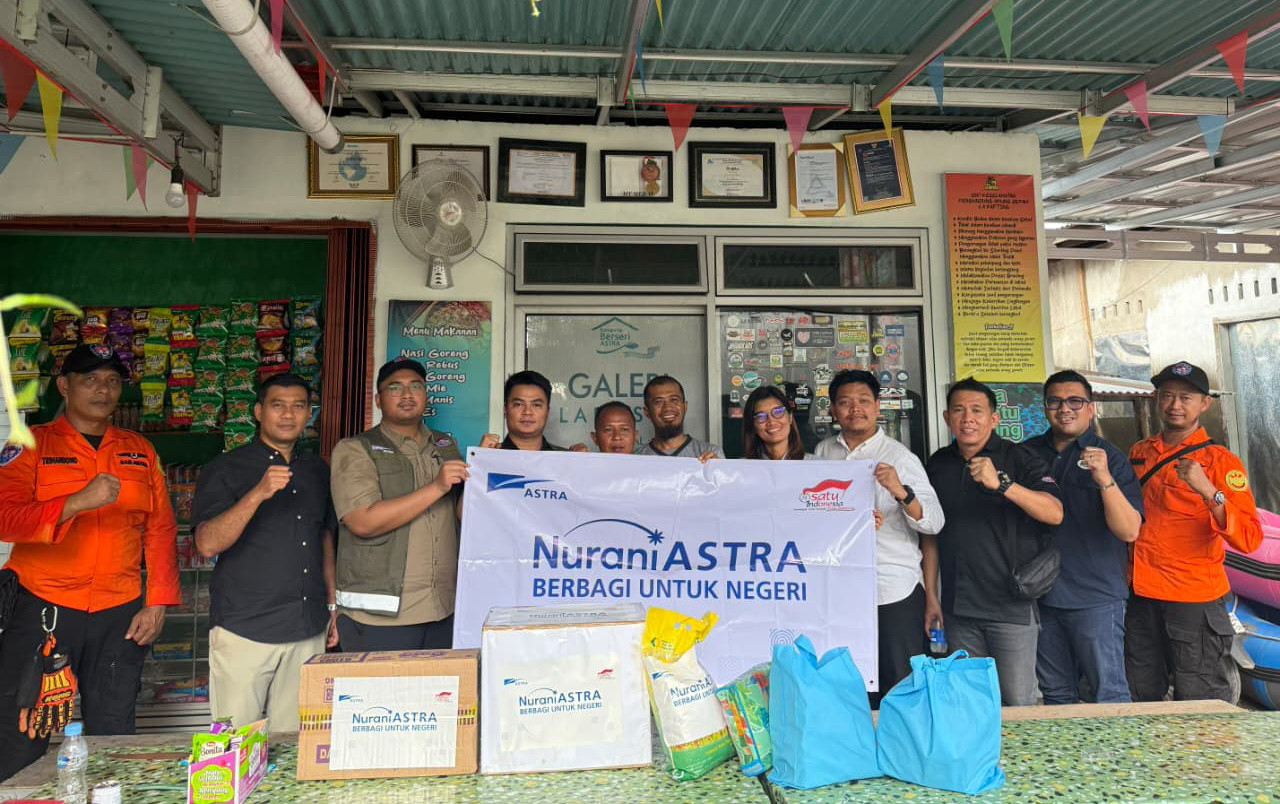 Nurani Astra bersama para relawan menyerahkan bantuan kebutuhan dasar kepada warga di salah satu posko di Sumatra Barat. (Foto: Astra/jatimnow.com)