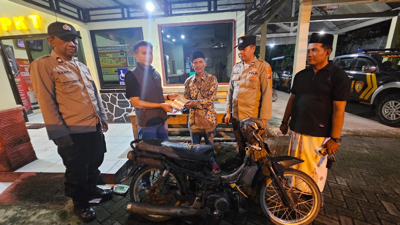 Penyerahan sepeda motor milik petani yang hilang diduga dibawa kabur ODGJ. (Foto: Humas Polres Lamongan for jatimnow.com)