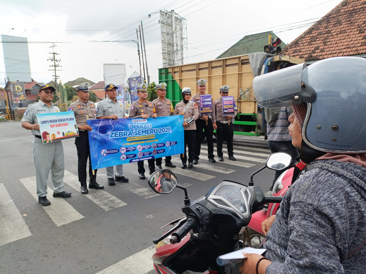 Foto: Sosialisasi pelaksanaan operasi zebra yang digelar Satlantas Polres Tulungagung. (Bramanta/jatimnow.com)