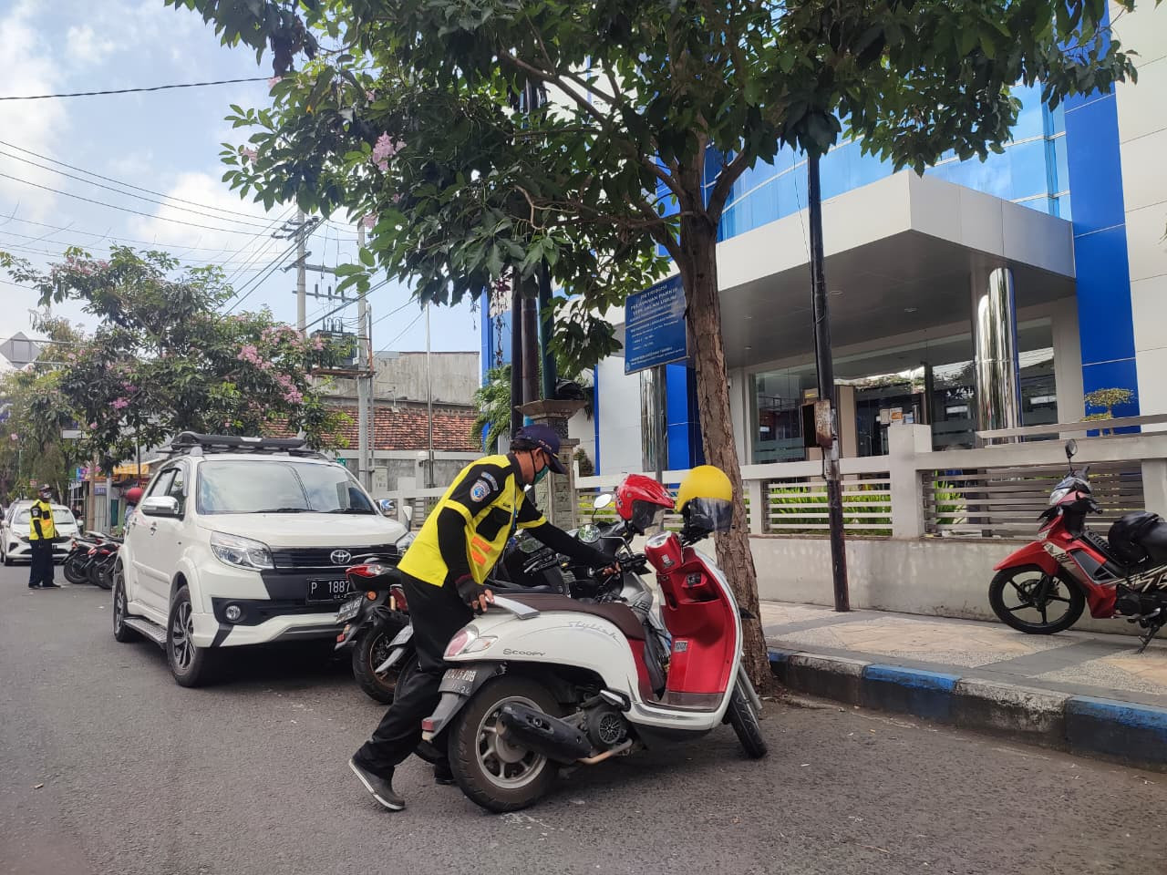 Foto: Petugas parkir di Tulungagung. (Bramanta/jatimnow.com)
