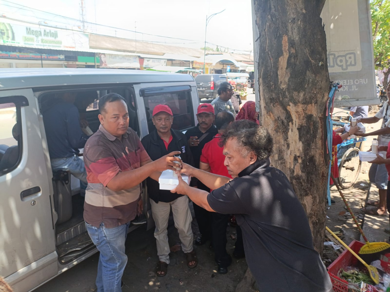 Foto: DPC PDIP Tulungagung bagikan paket MBG Perjuangan. (Bramanta/jatimnow.com)