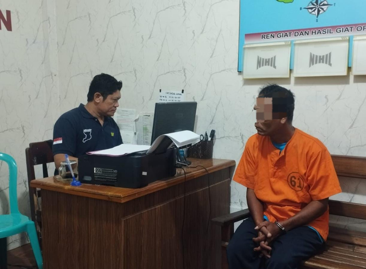 Foto: Pelaku pencuri kotak amal di Tulungagung saat diperiksa polisi. (Polsek Rejotangan/jatimnow.com)