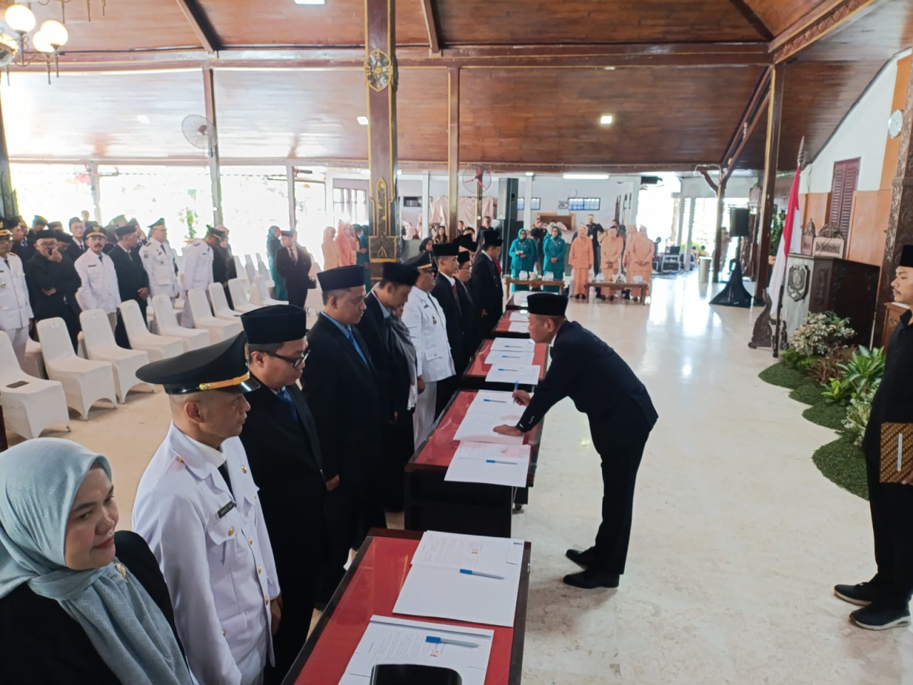 Foto: Pelantikan pejabat adiministrator dan pengawas di lingkup Pemkab Tulungagung. (Bramanta/jatimnow.com)