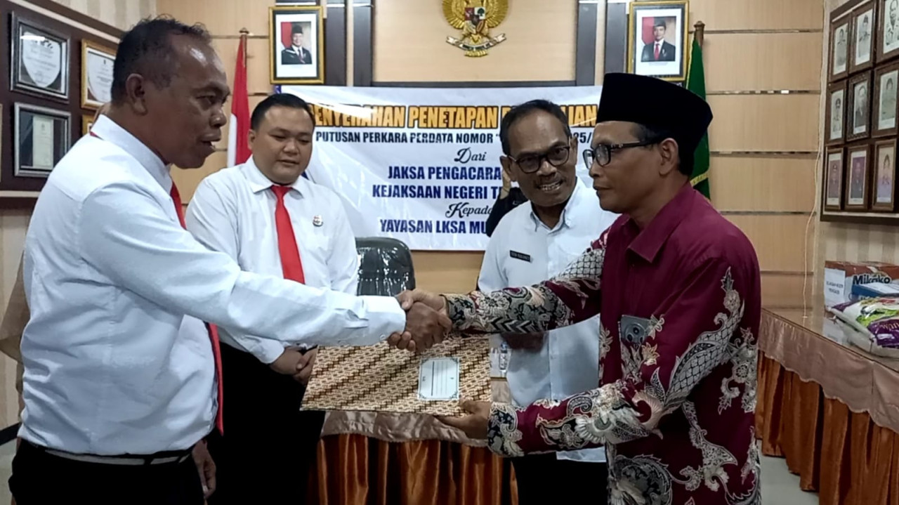 Foto: Proses penyerahan penetapan perwalian yang dilakukan Kejari Trenggalek. (Bramanta/jatimnow.com)