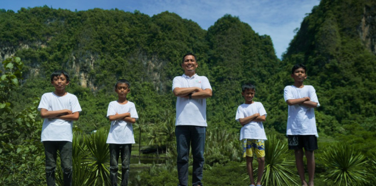 Tokoh Penggerak Kampung Berseri Astra Rammang-Rammang Zainal Abidin (tengah) yang dikenal sebagai Penjaga Benteng Alam Karst Rammang-Rammang. (Foto: Astra/jatimnow.com)