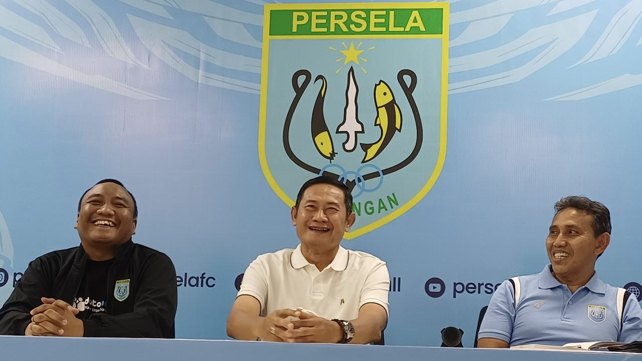 Pelatih Persela Lamongan, Bima Sakti (Kanan) dan Penasihat Persela, Yuhronur Efendi (Tengah). (Foto: Adyad Ammy Iffansah/jatimnow.com)