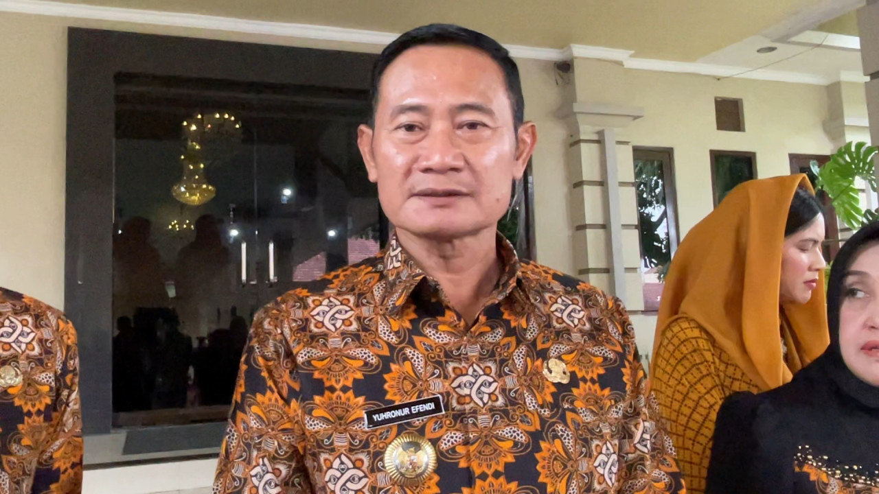 Penasihat Persela Lamongan, Yuhronur Efendi saat ditanya soal masa depan Persela. (Foto: Adyad Ammy Iffansah/jatimnow.com).