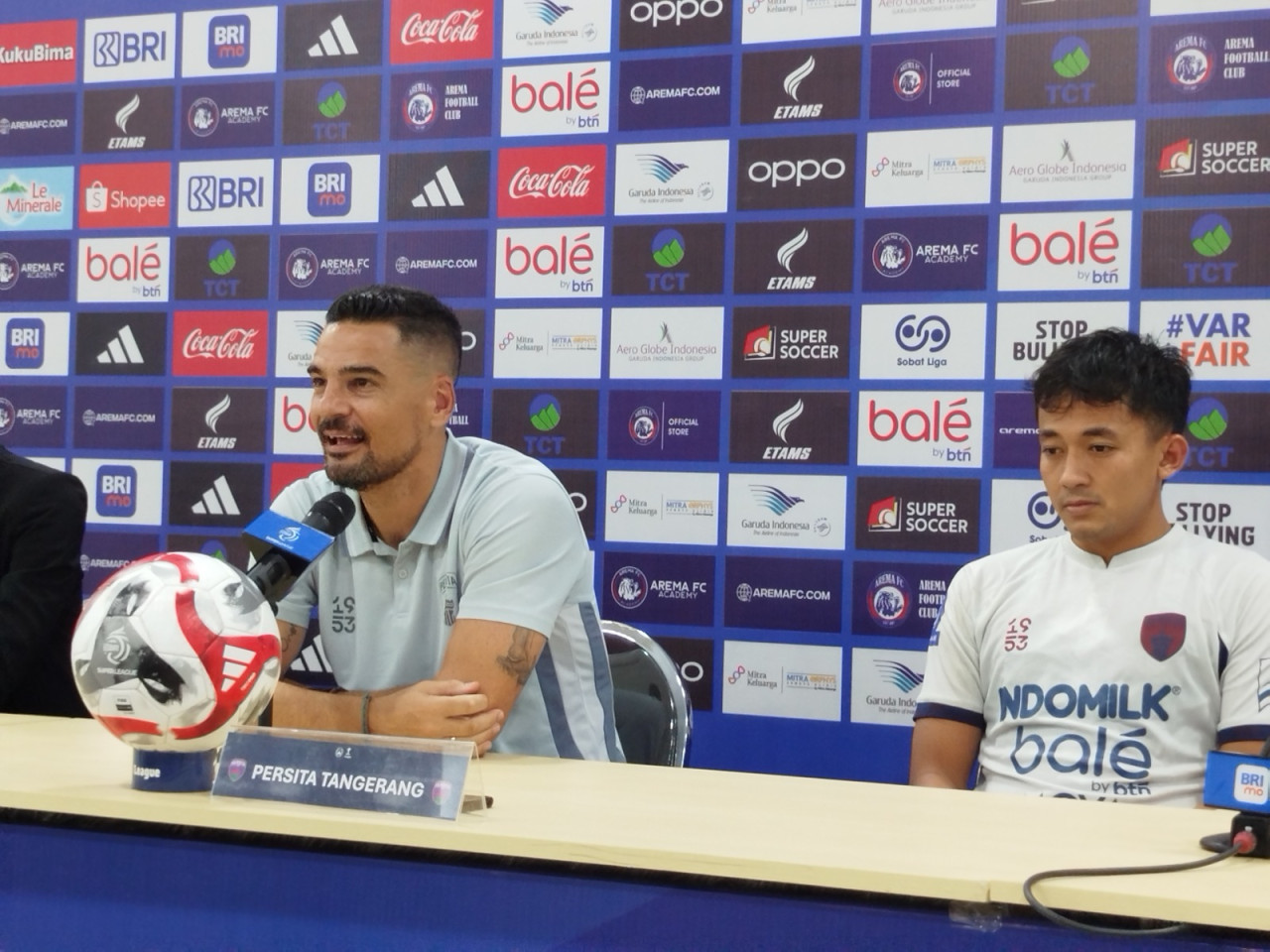 Foto: Konferensi pers tim Persita Tangerang Carlos Pena dan Kharisma Fatoni (Aris /Jatimnow.com)