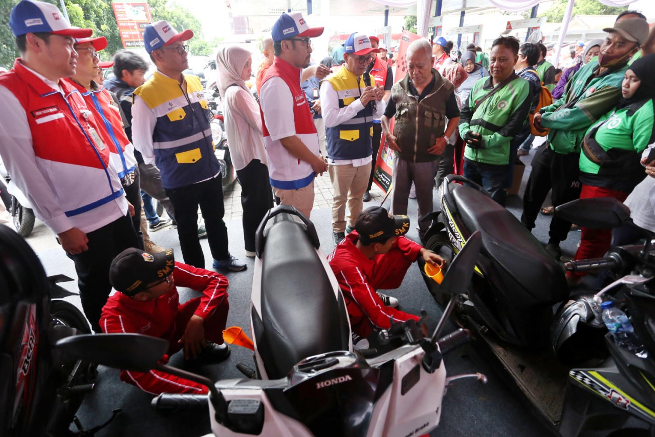 Pertamina Patra Niaga Gercep Bantu Ojol Surabaya, Oli Gratis & Beasiswa