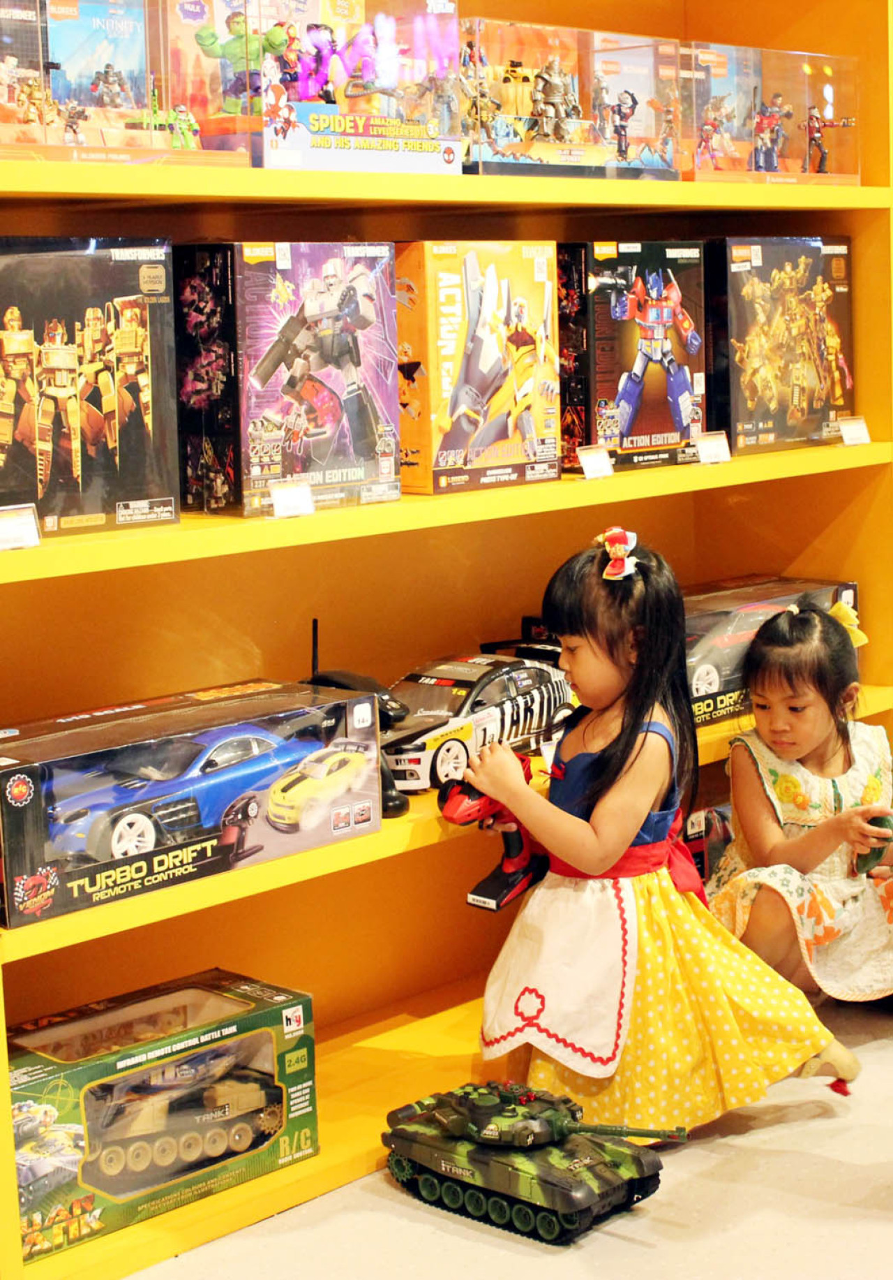 Anak-anak memilih mainan di gerai fisik Planet Toys Experience, di BG Junction Mall, Surabaya. (Foto: ITP/jatimnow.com) 