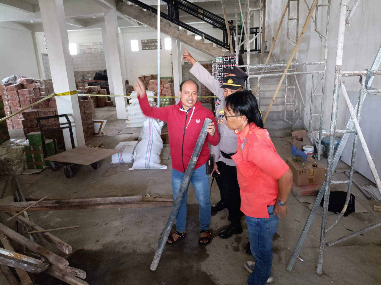 Foto: Polisi saat lakukan olah TKP kecelakaan kerja di Tulungagung. (Bramanta/jatimnow.com)