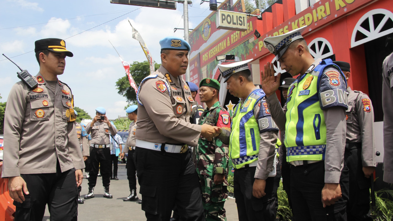 Tim Biroprovos Divisi Profesi dan Pengamanan (Divpropam) Mabes Polri melaksanakan kunjungan kerja ke Pos Pelayanan Alun-Alun Polres Kediri Kota. (Foto: Polres Kediri Kota/jatimnow.com)