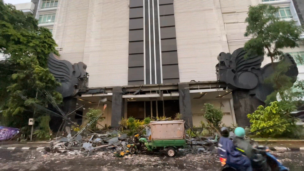 Hiasan Gedung Pemkab Lamongan roboh setelah diterjang puting beliung. (Foto: Adyad Ammy Iffansah/jatimnow.com)