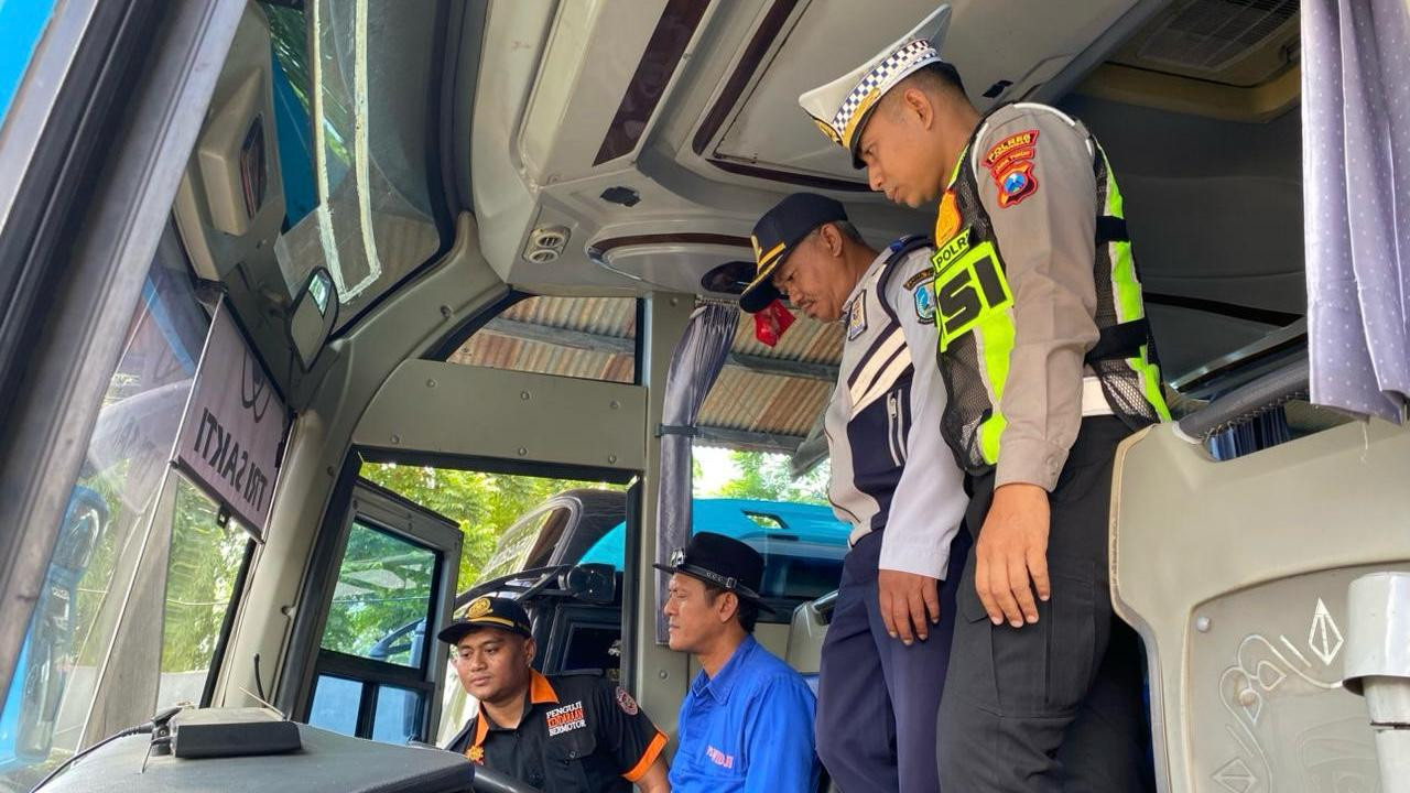 Satlantas Polres Lamongan saat menggelar ram check angkutan transportasi. (Foto: Humas Polres Lamongan for jatimnow.com)